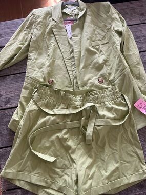 NWT. 2-piece linen blend blazer and shorts. Size L.